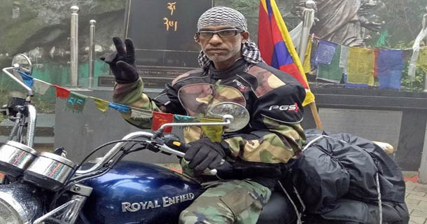印度艺术家為西藏而骑的个人抗议行动。