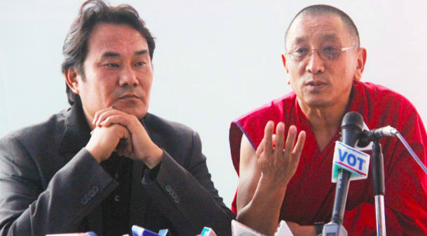 时轮金刚灌顶法会筹办委员会委员噶玛格勒．玉托（Karma Gelek Yuthok）和曲炯汪秋部长（Kalon Choekyong Wangchuk）。