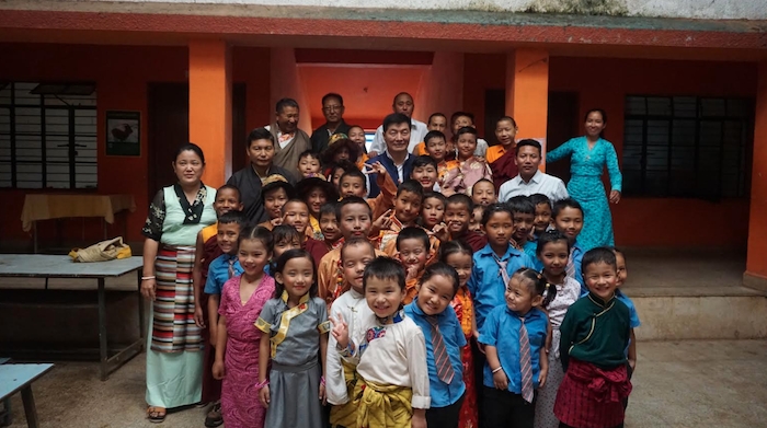 西藏司政洛桑森格（Lobsang Sangay）與桑布塔小學日校學生合照。
