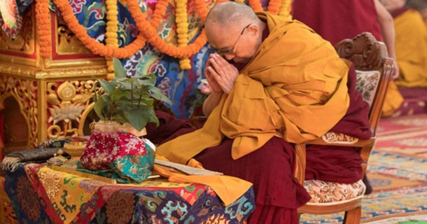 达赖喇嘛尊者在菩提迦耶讲授佛法。（照片：OHHDL）