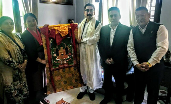 教育部噶倫具瑪央金（Kalon Dr Pema Yangchen）以致贈傳統西藏唐卡向喜馬偕爾衛生部長維賓．辛格．帕爾瑪（Vipin Singh Parmar）致謝。