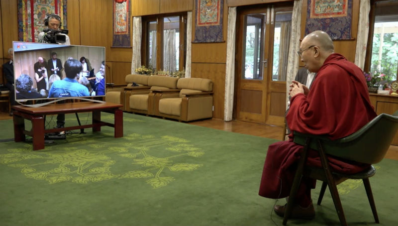 本週五早上，達賴喇嘛尊者與位在加州舊金山的科學家、心理學家和心靈小組成員透過網路共同參與研討。