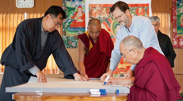 達賴喇嘛尊者為該書簽名，並給予所有發行的圖冊祝福