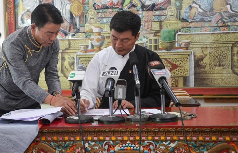 西藏司政洛桑森格(Lobsang Sangay)於2018年10月3日在印度達蘭薩拉舉行新聞記者會上簽署西藏人民議會的選舉修正案。(照片：TPI / Yangchen Dolma)