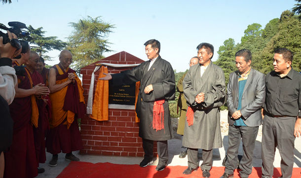 2018年9月18日，西藏司政洛桑森格出席達蘭薩拉西藏表演藝術學院新禮堂破土動工儀式。(照片：TPI ）