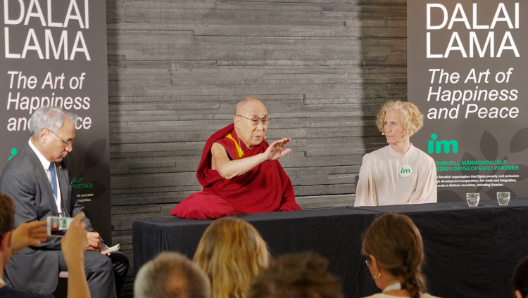 2018年9月12日，達賴喇嘛尊者與瑞典馬爾默IM組織秘書長安妮．薩文森(AnnSvensén)和媒體界見面。(攝影：Jeremy Russell)