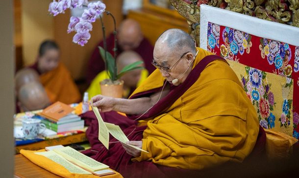 2019年2月21日，達賴喇嘛尊者在印度達蘭薩拉土豬年新春法會上頌讀《中觀心要論》。（攝影：Tenzin Choejor）