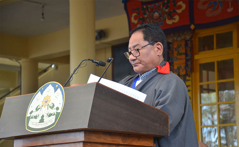 2020年3月10日达兰萨拉西藏人民议会会长在西藏自由抗暴第六十一周年纪念会上发表声明时　照片：国际西藏邮报