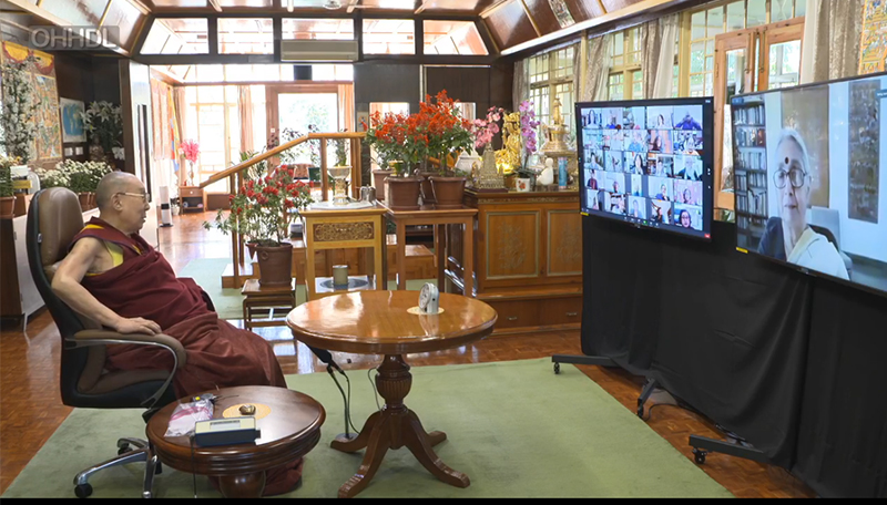 達賴喇嘛尊者透過網路視訊向印度信眾演講（印度的文化遺產：慈悲心和非暴力）。
