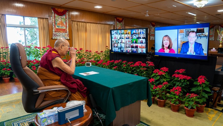 2021年12月8日，達賴喇嘛尊者透過網路視訊以《危机时期拥抱希望、勇气和慈悲心》的題目進行交談。 （照片：丹增桑佩。）
