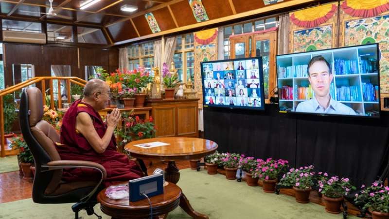 2021年7月28日，達賴喇嘛尊者與幸福行動部主任馬克威廉姆森博士交談。（照片：丹真桑佩）
