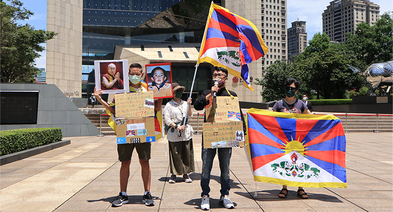 西藏活動人士在中國銀行台北分行舉行抗議活動，反對中國共產黨建黨100週年。網路照片