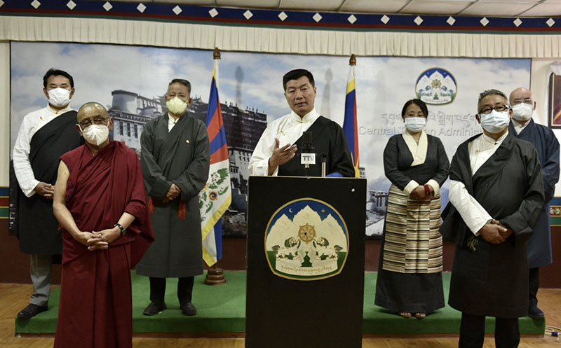 2021年5月26日，司政洛桑森格博士在外交與新聞部會議廳發表告别演說，陪同参加的有（左起）衛生部長曲炯旺修、宗教與文化部長宇妥•噶瑪格勒、財政部長噶瑪益西、教育部長白瑪央金博士、内政部長索朗多杰•闊拉倉和安全部長帕巴次仁 。 照片：Tenzin Phende/CTA