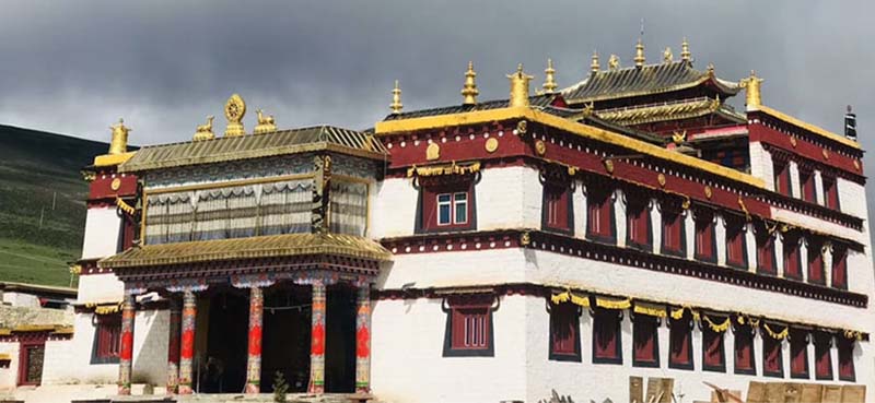 理塘某座寺院。照片：TPI