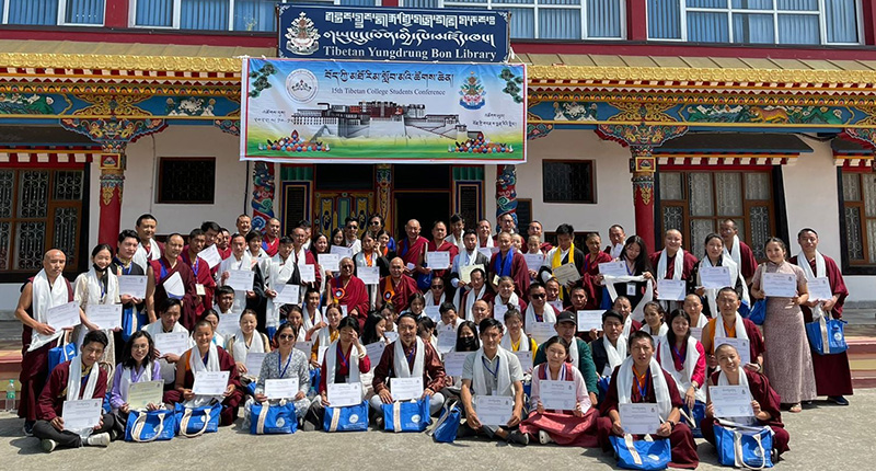 2022年4月15日，第15屆西藏大學生會議的發言人、嘉賓和與會者在印度會議閉幕時合影。(照片：國際西藏郵報)