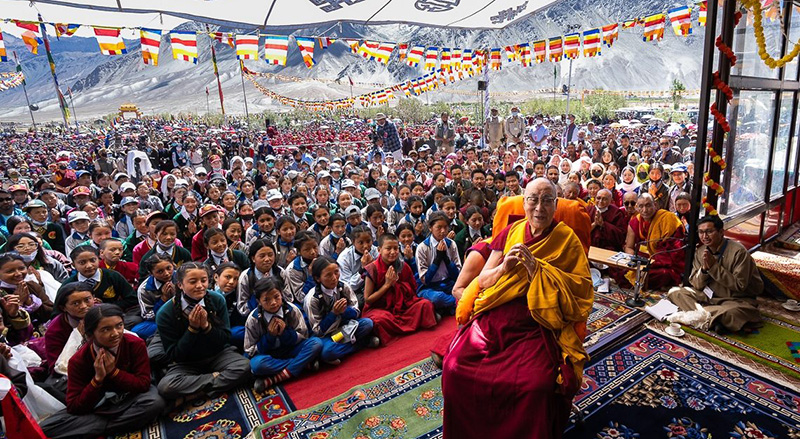 2022年8月13日, 尊者達賴喇嘛與年輕學子們合影。（照片：OHHDL）
