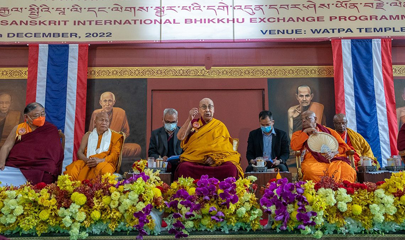 2022年12月27日，達賴喇嘛尊者在印度菩提迦耶泰國寺的集會上講話。(照片：OHHDL)