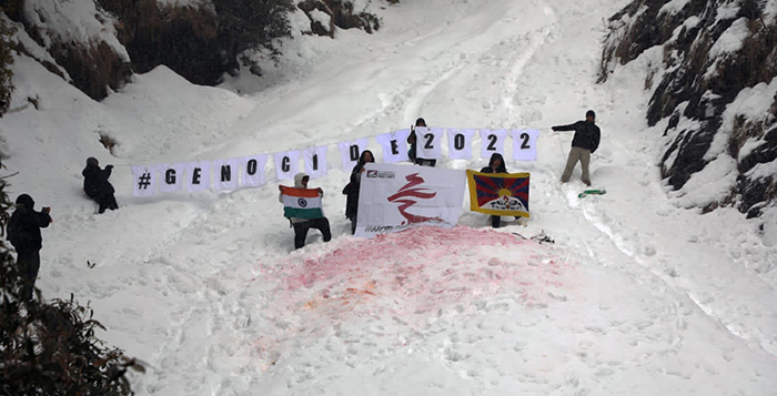 2022年1月28日，來自印度自由西藏學聯（SFT）的活動人士在達蘭薩拉的雪地上舉行抗議活動，並寫下 "2022年種族滅絕"。 照片:SFT