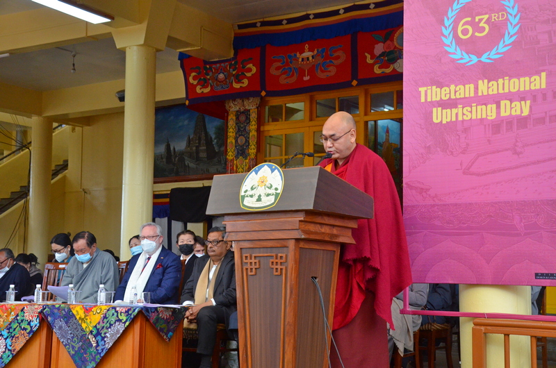 2022年3月10日，西藏流亡議會議長堪布-索南丹培在”西藏抗暴日”第63週年紀念儀式上宣讀議會聲明（圖片：TPI/Yangchen Dolma）