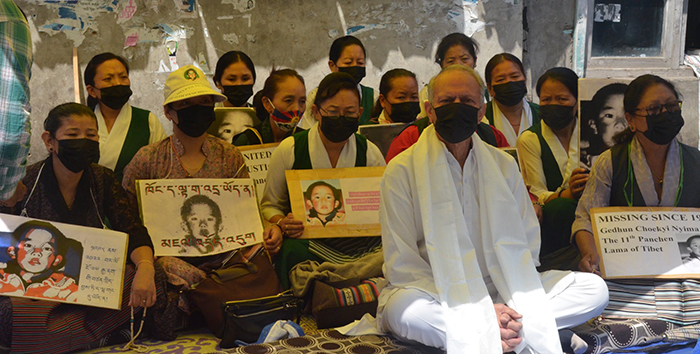  2022年5月17日，達蘭薩拉的西藏婦女會舉行為期一天的絕食活動，紀念十一世班禪喇嘛失踪27週年。（照片：TPI）