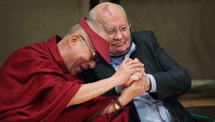 2012年4月25日，諾貝爾和平獎得主達賴喇嘛尊者和前蘇聯總統、諾貝爾和平獎得主戈巴契夫。（網路圖片）