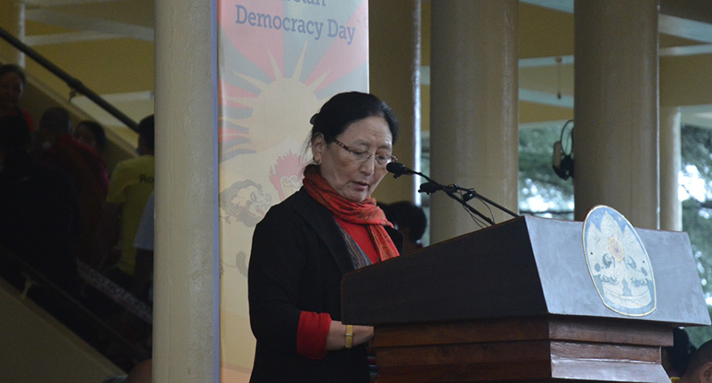 藏人行政中央代理司政塔蘭卓瑪女士讀了藏人行政中央噶廈在西藏民主日第六十二週年慶祝會上的聲明。照片：TPI