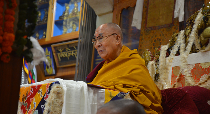 2023年4月5日，達賴喇嘛尊者在印度達蘭薩拉出席由西藏學生、員工向他提供的長壽祈福法會。 （照片: TPI