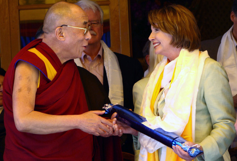 2008年3月21日，由議長南希．佩洛西率領的美國眾議院代表團與達賴喇嘛尊者在印度達蘭薩拉的主要西藏寺廟見面。 （照片：TPI/Yeshe Choesang）