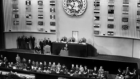 這張歷史照片是 1948 年 12 月 10 日聯合國大會在巴黎宣布《世界人權宣言》時拍攝的。 照片 聯合國人權理事會
