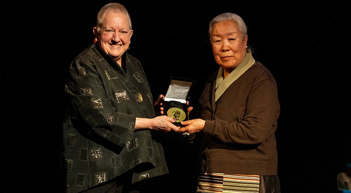 2024年4月18日，伦道夫学院院长苏-奥特-罗兰兹（Sue Ott Rowlands）在史密斯厅剧院向吉尊白玛颁发了赛珍珠奖（Pearl S. Buck Award）。（照片：伦道夫学院）