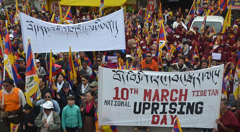 2024 年 3 月 10 日，藏人在達蘭薩拉紀念西藏自由抗暴 65 周年，抗議中國 1959 年非法佔領西藏。（照片：TPI）