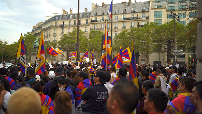 2024年9月21日，藏人在巴黎抗議法國的凱布朗利博物館（Musée du Quai Branly）把圖博更名為西藏，吉美博物館（Musée Guimet）把圖博更名為「喜馬拉雅世界」。