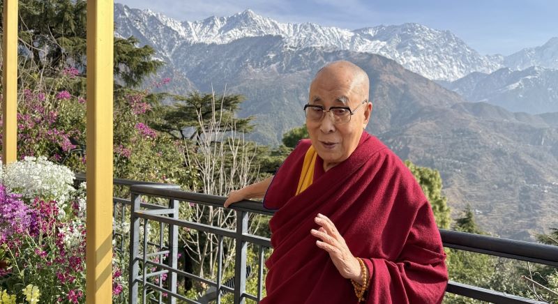 2025年2月21日，達賴喇嘛尊者從南印度抵達達蘭薩拉。(圖片: OHHDL/Ven Tenzin Jamphel)