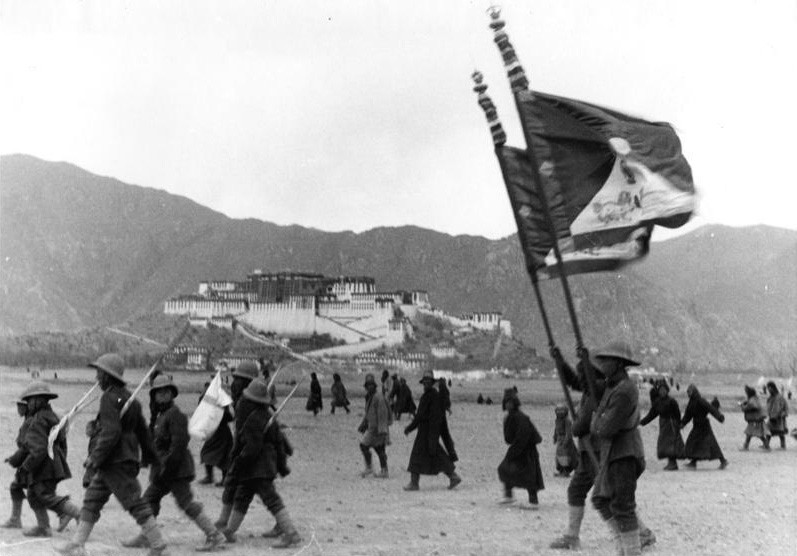 史实显示，1938 年，在中国入侵之前，西藏军队在国家首都拉萨举行的阅兵式上挥舞着亚洲国家西藏的国旗。照片：英国西藏探险队
